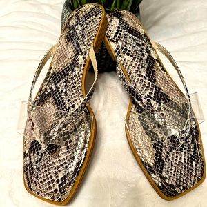 Shoedazzle New Women’s Size 7.5 Natural Snake Visara Flat Sandals